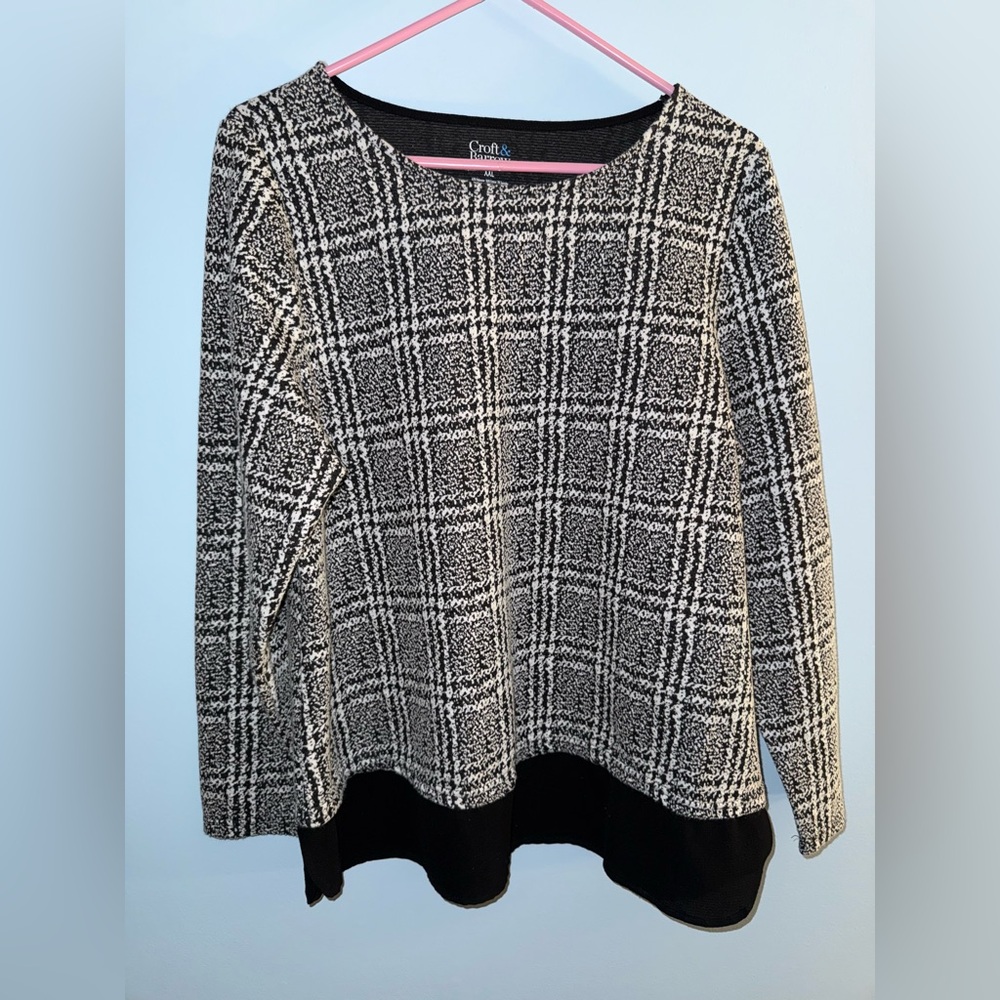 Croft & Barrow long sleeve black and white layered hem